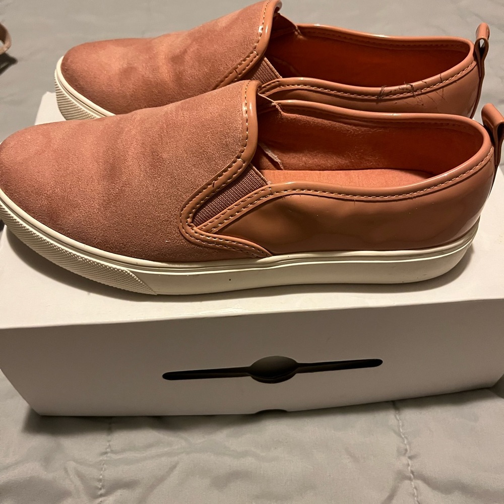Flat sneakers